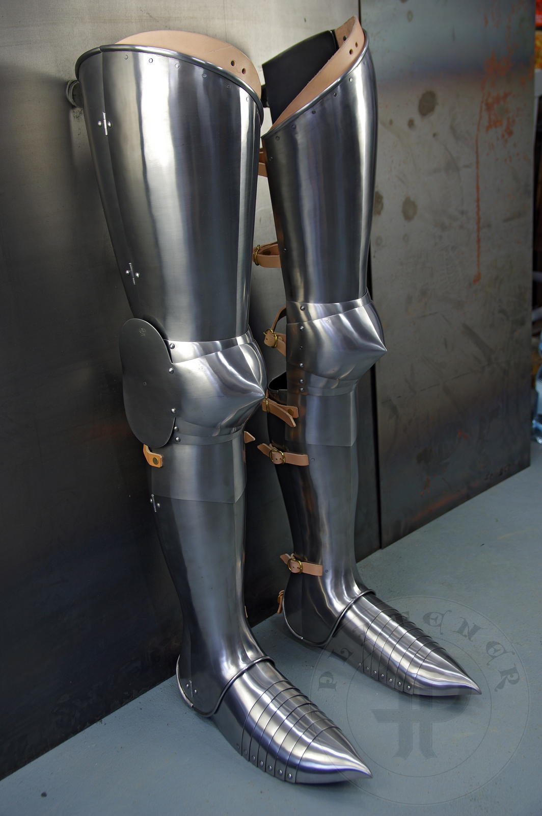 Full leg harness for end of XIV c., begin of XV c. period. Made of medium carbon steel and spring steel from 1,5; 1,2 mm and 1 mm thickness. Poleyns have characteristic pointed shape. Heat hardened and tempered up to 42 HRC. / Pene bigwanty pytowe datowane na koniec XIV wieku i pocztek XV. Wykonane w caoci ze stali redniowglowej i sprynowej o grubociach 1,5 mm; 1,2 mm i 1 mm. Nakolanniki posiadaj charakterystyczny szpiczasty ksztat. Wszystkie elementy hartowane i odpuszczane do 42 HRC. 